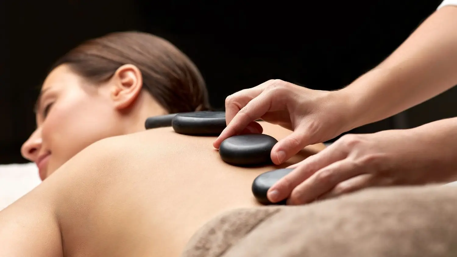 Hot Stone Massage im Wellnesszentrum Unterhaching